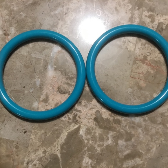 Vintage Costume - Turquoise Necklace, Clip Earrings, and 2 Bracelets. - Picture 8 of 16